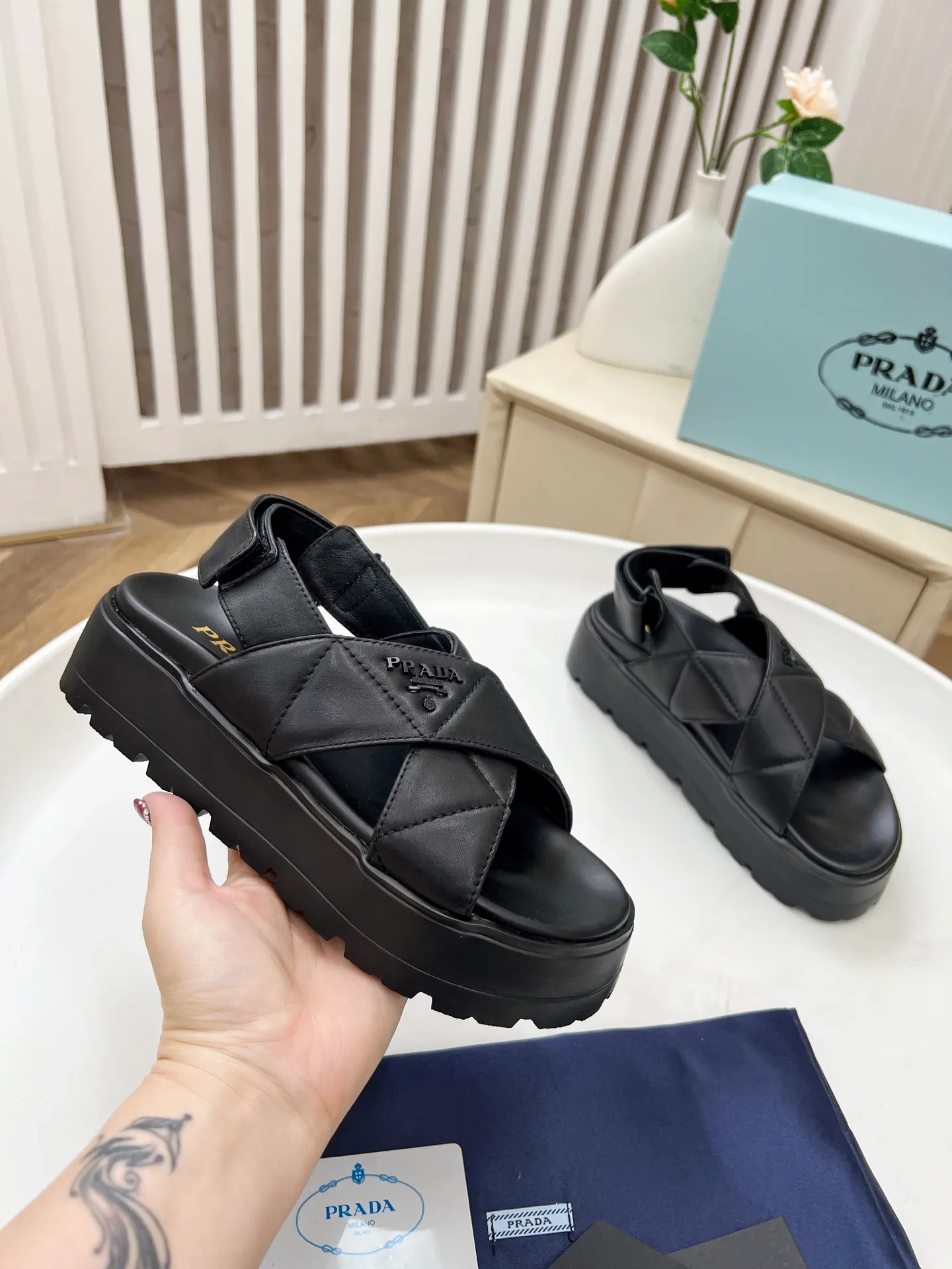 👟👟Ex-factory price 440👟👟 Prada/Prada 25ss summer new couple's beach thick-soled Birkenstock sandals. This shoe style is really a classic design that will not go out of style and is in line with everyone's current pursuit of comfortable and healthy wearing concepts. It is regarded by many domestic and foreign celebrities and fashionistas as an important choice for daily slippers. ✔Upper: imported super soft sheepskin ✔Inner lining: imported sheepskin ✔Hardware: Original molded split hardware ✔Outsole: Ultra-light, wear-resistant and non-slip foam sole ✔Number of yards: 35~40 (custom-made 40 pieces are non-refundable)